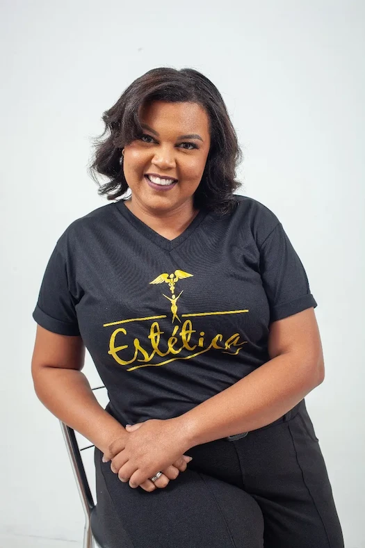 Retrato profissional da esteticista Carolina Queiroz, especialista em estética facial.